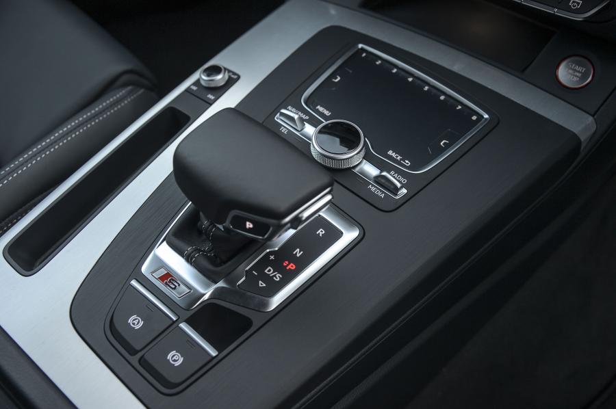 Детали интерьера Audi SQ5 3.0 TFSI 2017 года  (ZA) (фото 11 из 27)